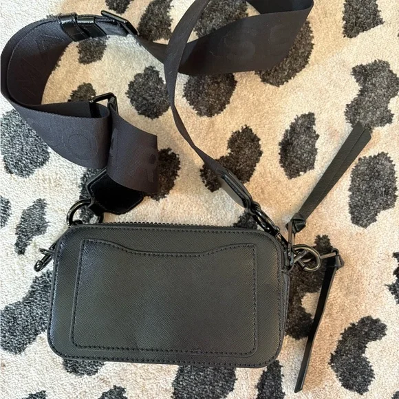 Marc Jacobs Black Textured Crossbody Bag - Picture 2 of 6